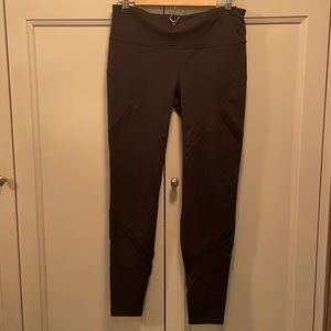 Gap fit black workout pant with mesh inserts